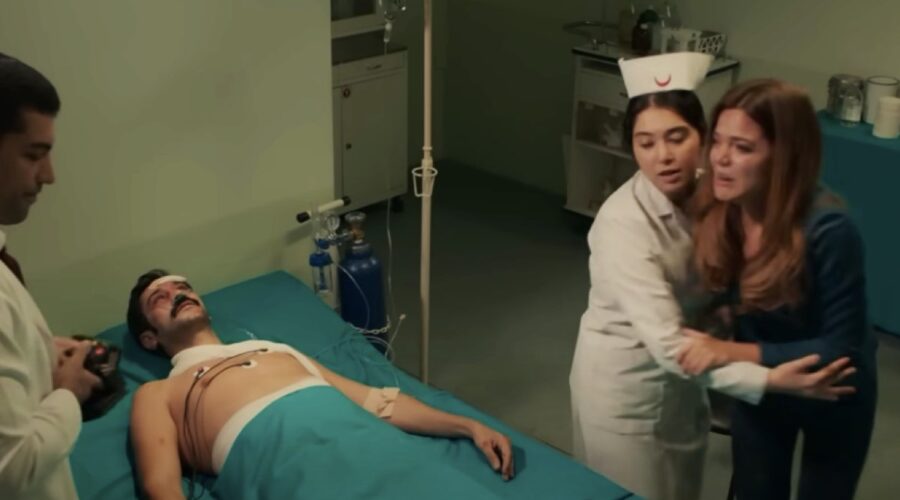 Yilmaz (Ugur Günes) non sopravvive all'incidente in “Terra Amara”. Credits: Cattura schermo/canale YouTube ufficiale.