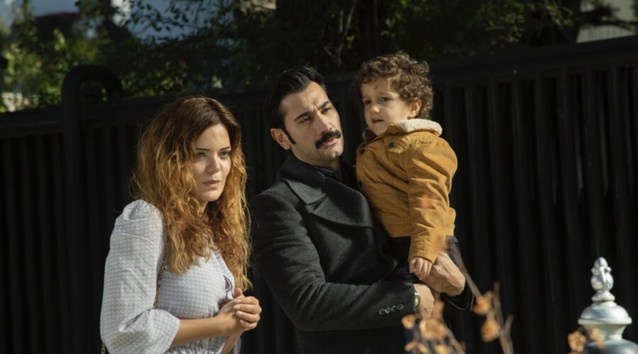 Da sinistra: Hilal Altinbilek (Züleyha), Ugur Günes (Yilmaz) e Ömer Fethi Canpolat (Adnan Yilmaz) in una scena di “Terra Amara”. Credits: Mediaset.