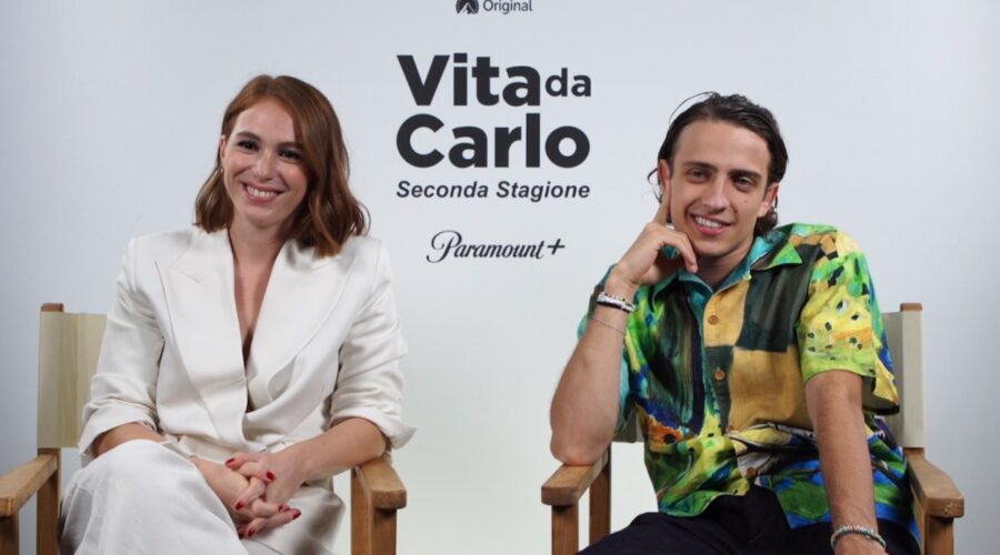 Da sinistra: Ludovica Martino e Sangiovanni intervistati per “Vita Da Carlo 2”. Credits: Paramount+.