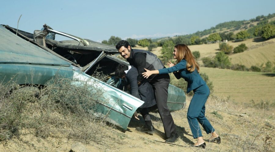 Da sinistra: Ugur Günes (Yilmaz), Murat Ünalmis (Demir) e Hilal Altınbilek (Züleyha) in una scena di 