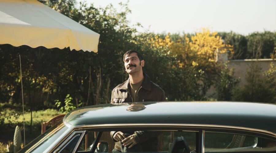 Ugur Günes (Yilmaz) in una scena di