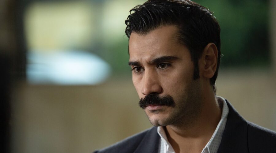 Ugur Günes (Yilmaz) in una scena di