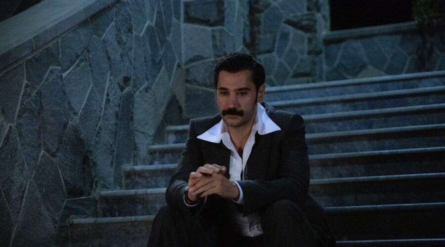 Ugur Günes (Yilmaz) in una scena di 