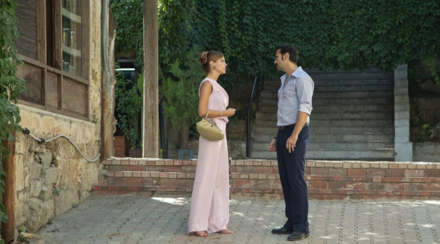 Da sinistra: Hilal Altinbilek (Züleyha) e Ugur Günes (Yilmaz) in una scena di