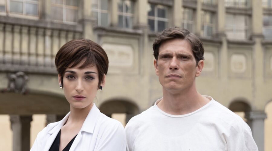Da sinistra: Pilar Fogliati e Matteo Martari in “Cuori 2”. Credits: Aurora Tv/Rai.