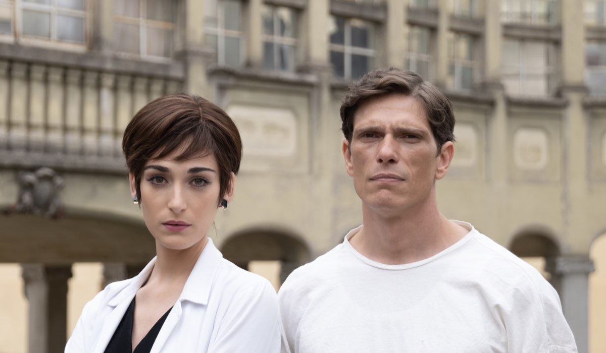 Da sinistra: Pilar Fogliati e Matteo Martari in “Cuori 2”. Credits: Aurora Tv/Rai.