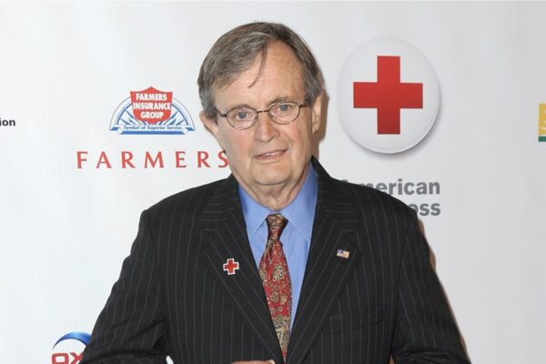 L'attore David McCallum partecipa al 7° Annual Red Cross Red Tie Affair presso il Fairmont Miramar Hotel il 6 aprile 2013 a Santa Monica, California. (Foto di David Livingston/Getty Images)