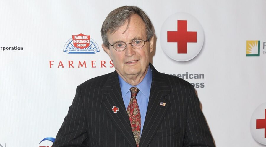 L'attore David McCallum partecipa al 7° Annual Red Cross Red Tie Affair presso il Fairmont Miramar Hotel il 6 aprile 2013 a Santa Monica, California. (Foto di David Livingston/Getty Images)