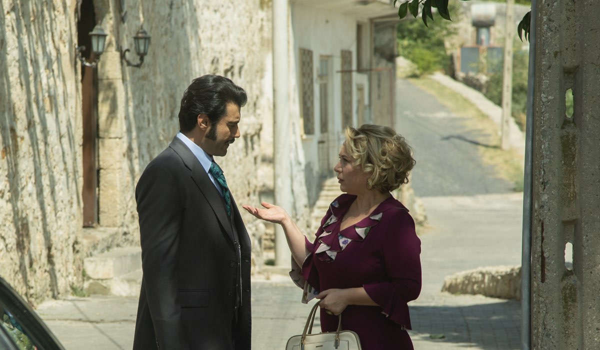 Da sinistra: Murat Ünalmis (Demir) e Sibel Tasçioglu (Sermin) in una scena di 