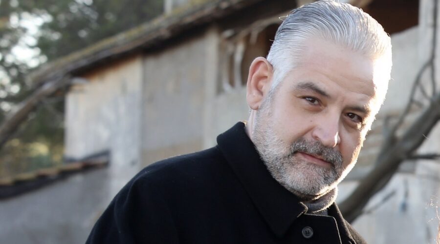 Fortunato Cerlino (Don Luciano) in un posato per 