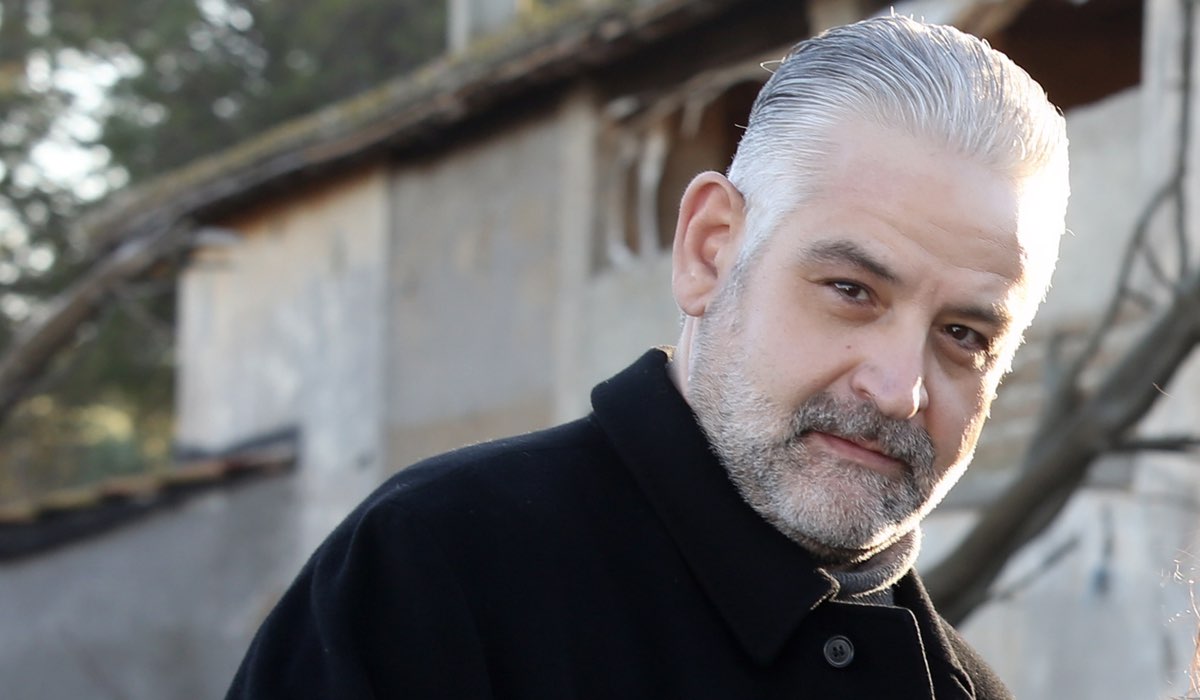 Fortunato Cerlino (Don Luciano) in un posato per 