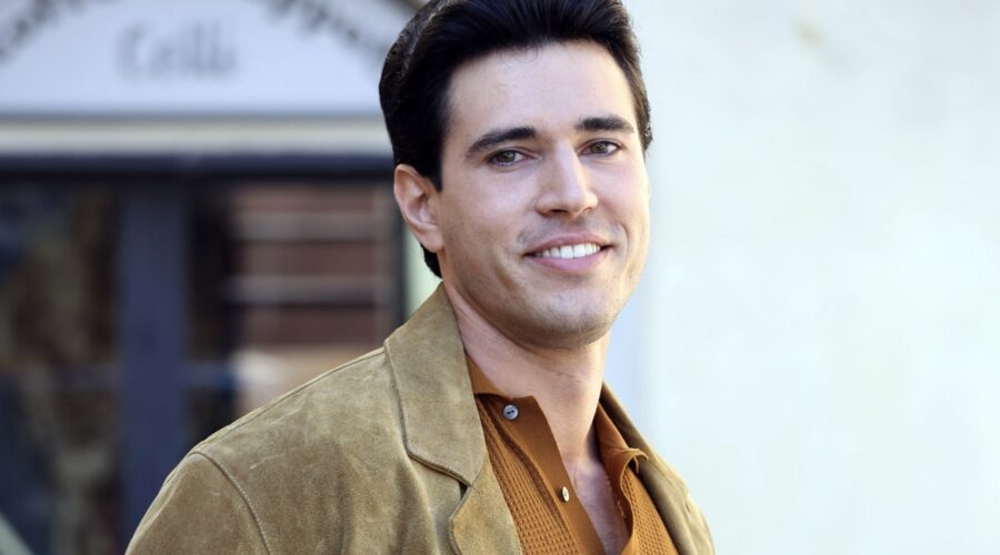 Danilo D'Agostino (Matteo Portelli) in un posato per 