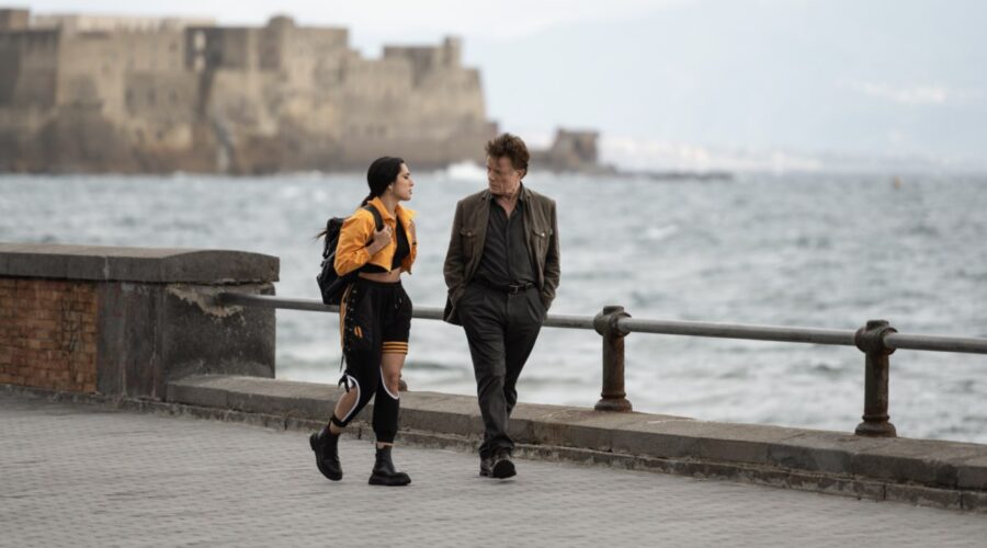 Da sinistra: La Niña (Regina) e Massimo Ranieri (Michele Ferrara) in una scena de 