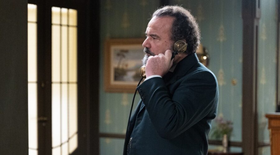 Manuel Regueiro (Alonso Luján) in una scena de “La Promessa” in onda su Canale 5. Credits: Bambú Producciones/RTVE/RTI Mediaset.