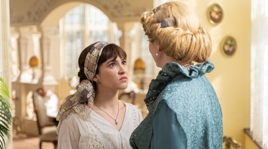 Da sinistra: Carmen Asecas (Catalina Luján) ed Eva Martín (Cruz Ezquerdo) in una scena de “La Promessa”. Credits: RTVE/RTI Mediaset.