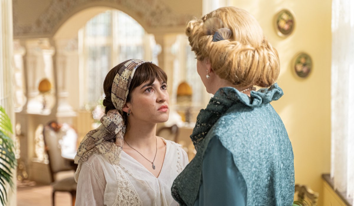 Da sinistra: Carmen Asecas (Catalina Luján) ed Eva Martín (Cruz Ezquerdo) in una scena de “La Promessa”. Credits: RTVE/RTI Mediaset.
