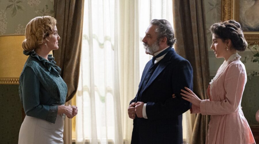Da sinistra: Eva Martín (Cruz Ezquerdo), Andres Blanco (Duque De Los Infantes) e Paula Losada (Jimena De Los Infantes) in una scena de “La Promessa” in onda su Canale 5. Credits: Bambú Producciones/RTVE/RTI Mediaset.