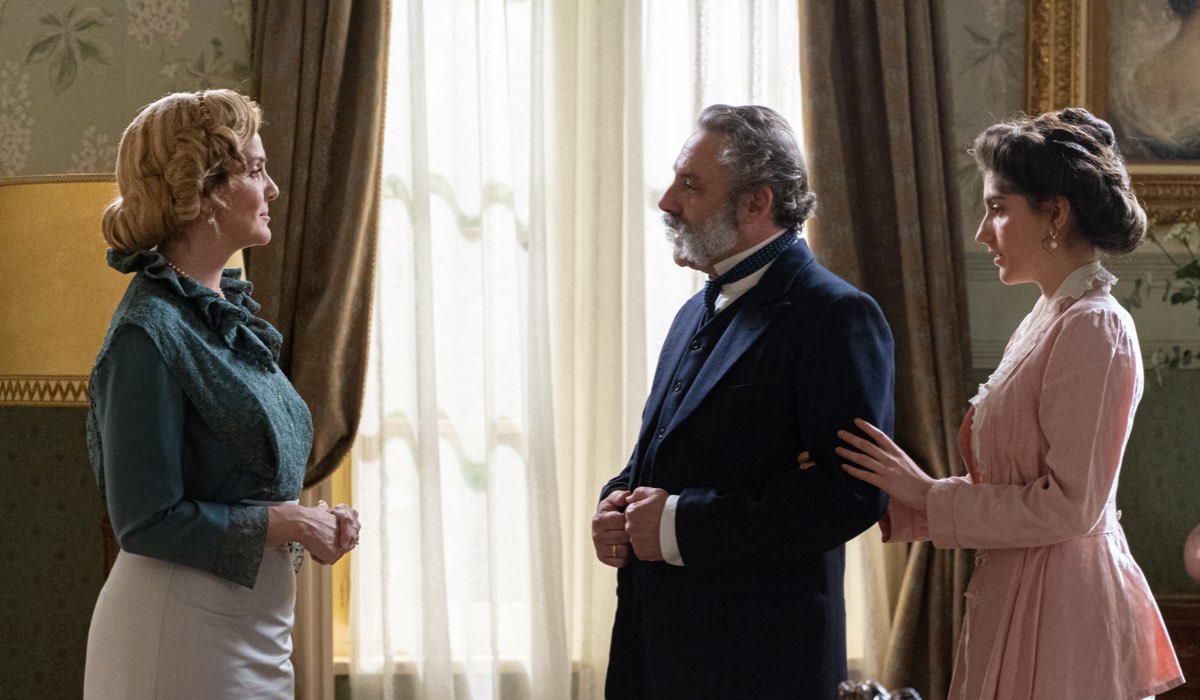 Da sinistra: Eva Martín (Cruz Ezquerdo), Andres Blanco (Duque De Los Infantes) e Paula Losada (Jimena De Los Infantes) in una scena de “La Promessa” in onda su Canale 5. Credits: Boomerang TV/Mediaset.
