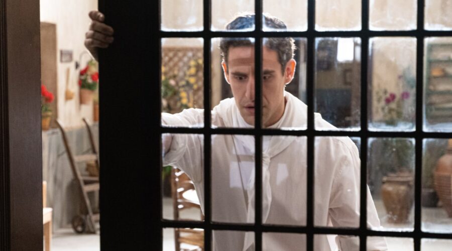 Enrique Fortún (Lope Ruiz) in una scena de “La Promessa” in onda su Canale 5. Credits: Bambú Producciones/RTVE/RTI Mediaset.