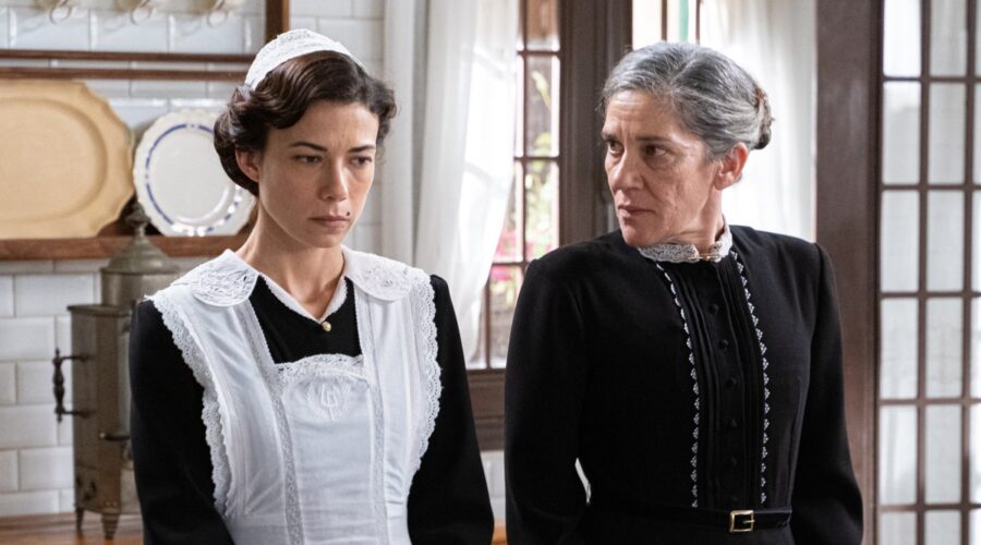 Da sinistra: Andrea Del Rio (Teresa Villamil) e Marga Martínez (Petra Arcos) in una scena de “La Promessa” in onda su Canale 5. Credits: Bambú Producciones/RTVE/RTI Mediaset.