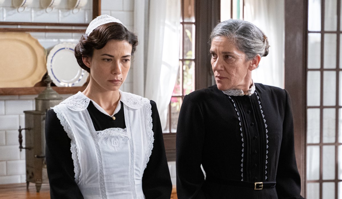 Da sinistra: Andrea Del Rio (Teresa Villamil) e Marga Martínez (Petra Arcos) in una scena de “La Promessa” in onda su Canale 5. Credits: Boomerang TV/Mediaset.