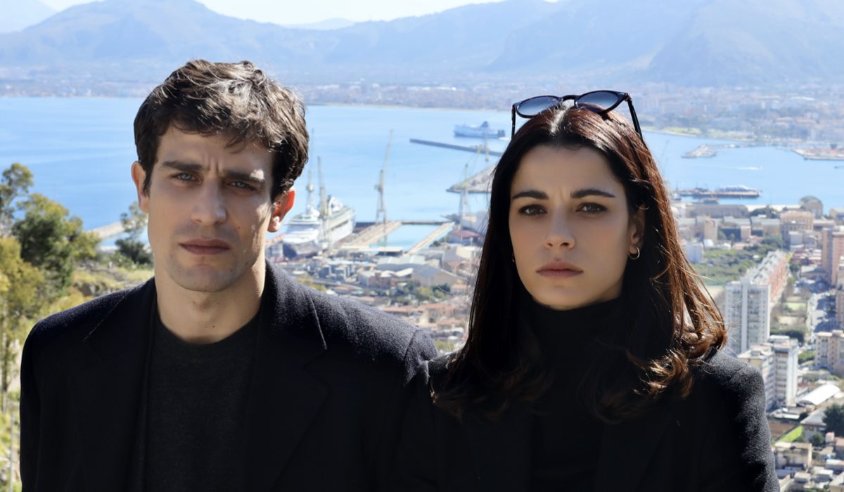 Da sinistra: Rosa Diletta Rossi (Maria Corleone) e Alessandro Fella (Luca Spada) in una scena della serie tv “Maria Corleone”. Credits: Taodue/Clemart/RTI Mediaset.