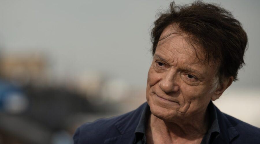 Massimo Ranieri (Michele Ferrara) in una scena della fiction “La voce che hai dentro”, la cui quarta puntata va in onda venerdì 6 ottobre. Credits: Lucky Red/Rti Mediaset.