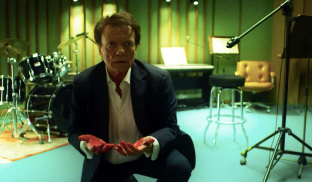 Massimo Ranieri (Michele Ferrara) in una scena de “La voce che hai dentro”. Credits: Cattura schermo/Mediaset Infinity.