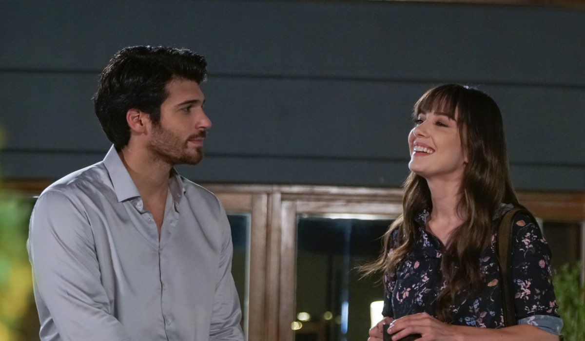 Da sinistra: Can Yaman (Ferit Aslan) e Özge Gürel (Nazmiye 