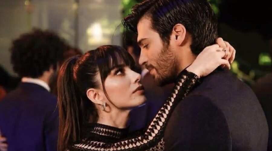 Da sinistra: Özge Gürel (Nazmiye 