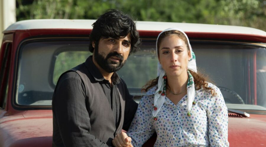 Da sinistra: Sahin Vural (Rasit Kaya) e Polen Emre (Fadik) in una scena di “Terra Amara”. Credits: Mediaset