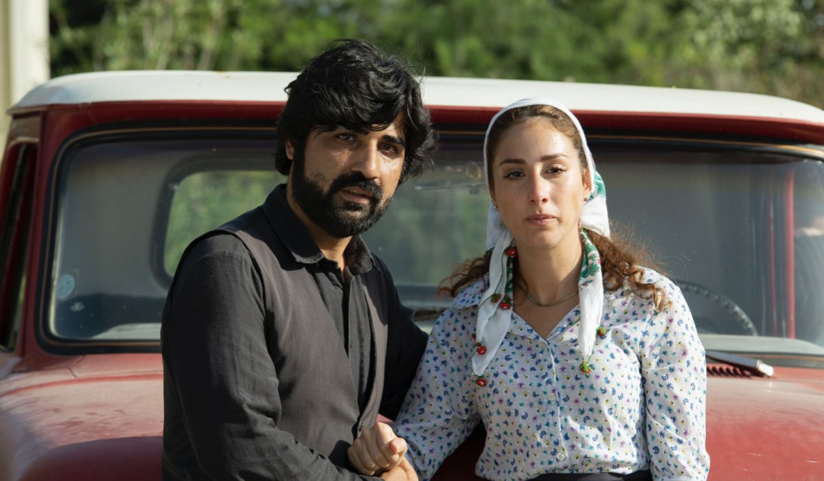 Da sinistra: Sahin Vural (Rasit Kaya) e Polen Emre (Fadik) in una scena di “Terra Amara”. Credits: Mediaset