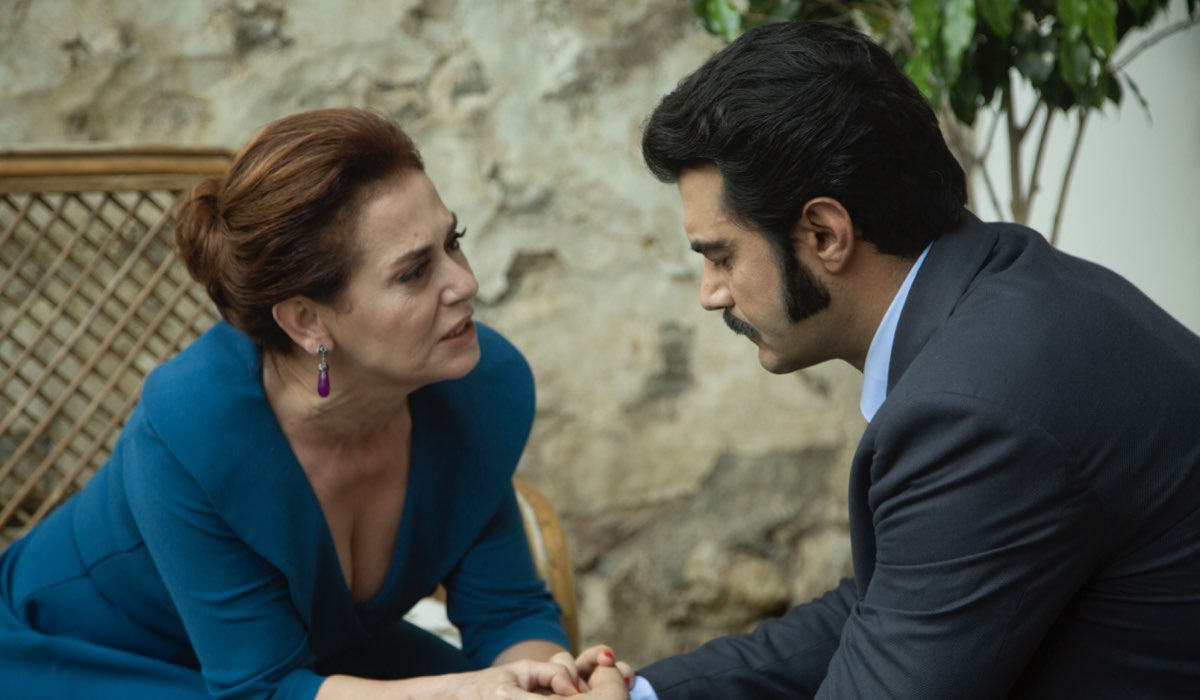 Da sinistra: Nazal Kesal (Sevda Çaglayan) e Murat Ünalmis (Demir) in una scena di “Terra Amara”. Credits: Mediaset.