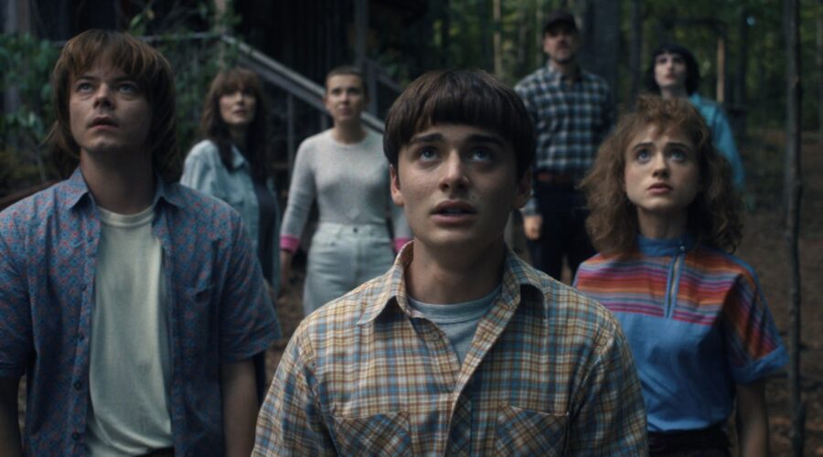 STRANGER THINGS. (Da sinistra a destra) Charlie Heaton nel ruolo di Jonathan Byers, Winona Ryder nel ruolo di Joyce Byers, Millie Bobby Brown nel ruolo di Eleven, Noah Schnapp nel ruolo di Will Byers, David Harbour nel ruolo di Jim Hopper, Natalia Dyer nel ruolo di Nancy Wheeler e Finn Wolfhard nel ruolo di Mike Wheeler in STRANGER THINGS. Cr. Per gentile concessione di Netflix © 2022.