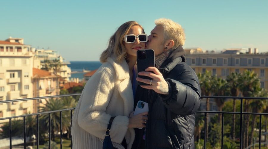 Da sinistra: Chiara Ferragni e Fedez in una scena di 
