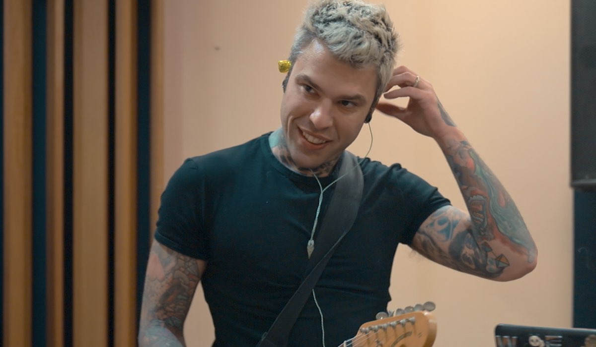 Fedez in una scena di 