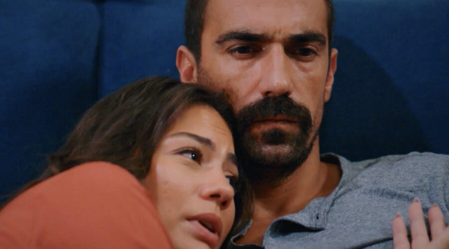 Da destra: Ibrahim Celikkol (Mehdi) e Demet Özdemir (Zeynep) in una scena di “My Home My Destiny 2”. Credits: Cattura schermo/Mediaset Infinity.