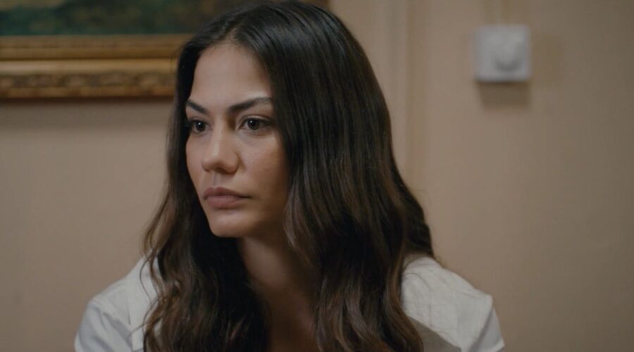 Zeynep (Demet Özdemir) in una scena di “My Home My Destiny 2”. Credits: Cattura schermo/Mediaset Infinity.