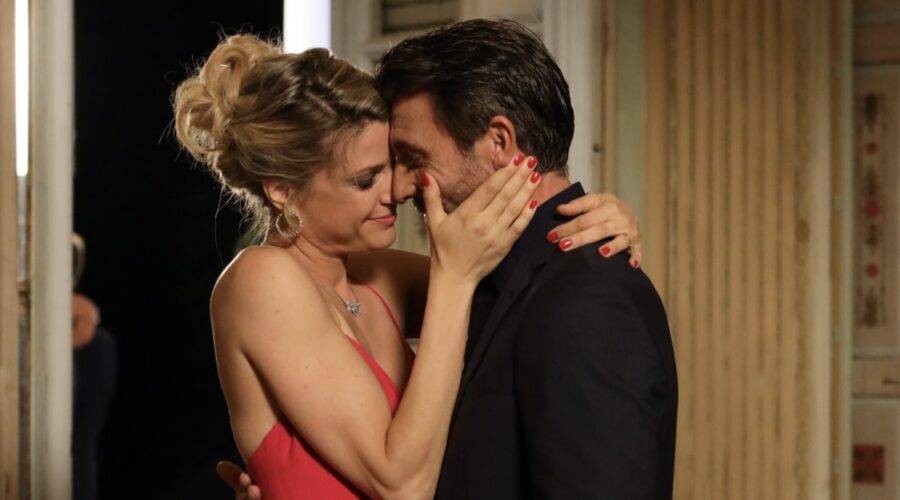 Da sinistra: Alice Torriani e Daniele Liotti (Margherita Bosio e Carlo Bontempi) in una scena di “Anima Gemella”. Credits: Endemol Shine Italy/RTI Mediaset.