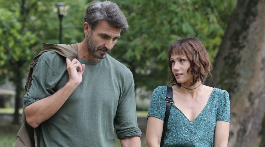 Da sinistra: Daniele Liotti e Chiara Mastalli (Carlo Bontempi e Nina Caruso) in una scena di “Anima Gemella”. Credits: Endemol Shine Italy/RTI Mediaset.