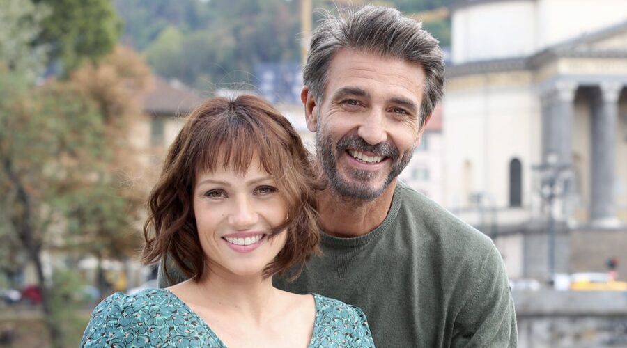 Da sinistra: Chiara Mastalli e Daniele Liotti (Nina Caruso e Carlo Bontempi) in una scena di “Anima Gemella”. Credits: Endemol Shine Italy/RTI Mediaset.