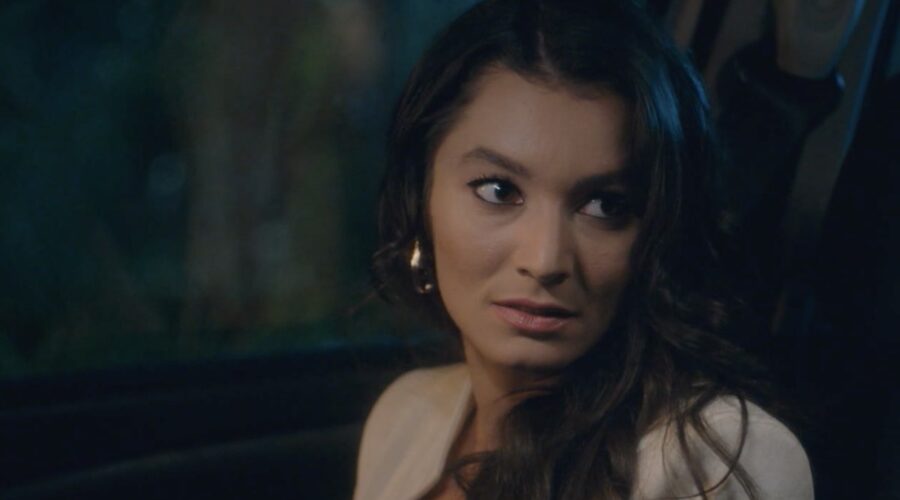 Ayşe Akın (Nazli) in una scena di