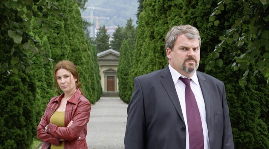Da sinistra: Barbara Terpoorten (Anna-Maria Giovanoli) e Mike Müller (Luc Conrad) in un posato per 