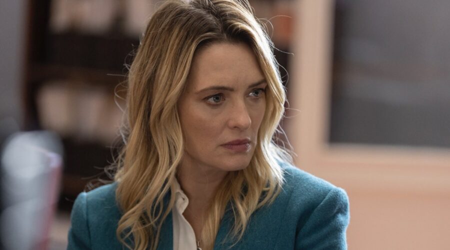 Carolina Crescentini interpreta Laura Piras ne “I Bastardi di Pizzofalcone 4”. Credits: Francesca Cassaro/Rai Fiction.