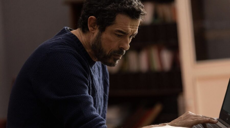 Alessandro Gassmann interpreta Lojacono ne “I Bastardi di Pizzofalcone 4”. Credits: Francesca Cassaro/Rai Fiction.