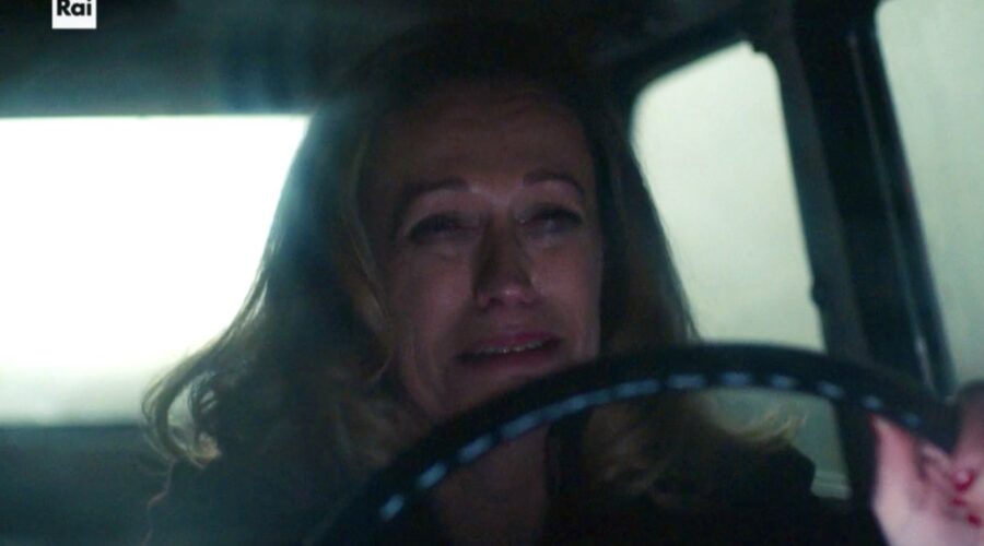 Elvira al volante nel sesto episodio di “Cuori 2”. Credits: Cattura schermo/RaiPlay.