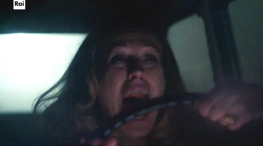 Elvira perde il controllo della vettura e muore nel sesto episodio di “Cuori 2”. Credits: Cattura schermo/RaiPlay.