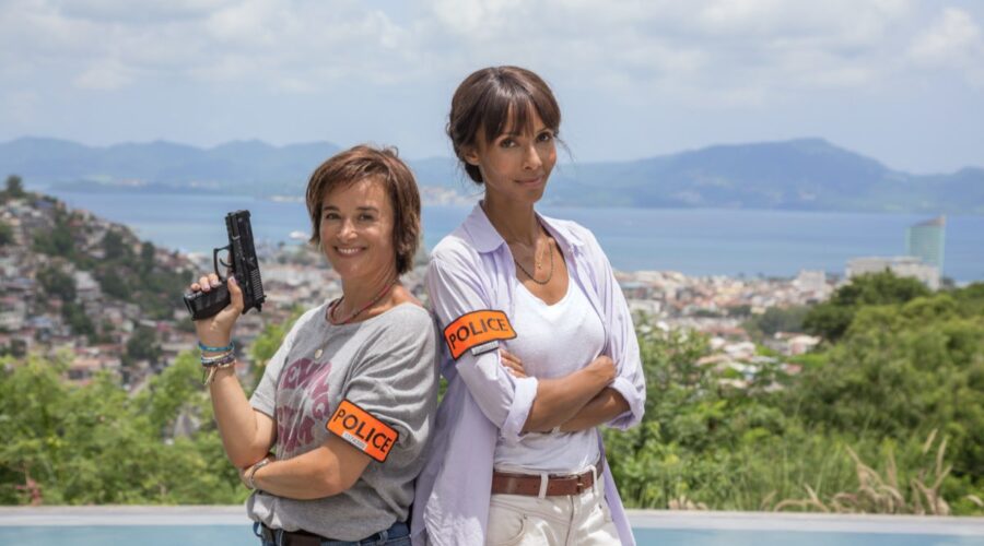 Sonia Rolland (Mélissa Sainte-Rose) e Béatrice de La Boulaye (Gaëlle Crivelli) in un'immagine di “Delitti ai Tropici”. Credits: Sky.