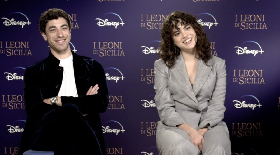 Da sinistra: Eduardo Scarpetta e Adele Cammarata nell'intervista per “I Leoni Di Sicilia”. Credits: Disney/Tvserial.it.