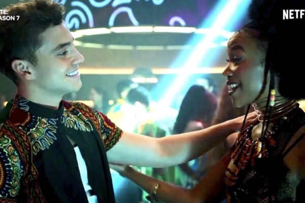 Da sinistra: Iván (André Lamoglia) e Fikile (Khosi Ngema) in una scena del quarto episodio di “Élite 7”. Credits: Netflix.